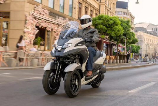 Yamaha представила первый в мире скутер с подушкой безопасности