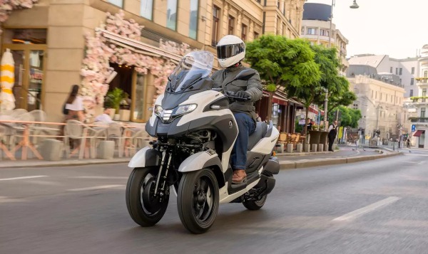 Yamaha представила первый в мире скутер с подушкой безопасности