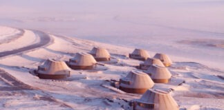 На древнем вулкане во Внутренней Монголии построили один из самых необычных отелей мира