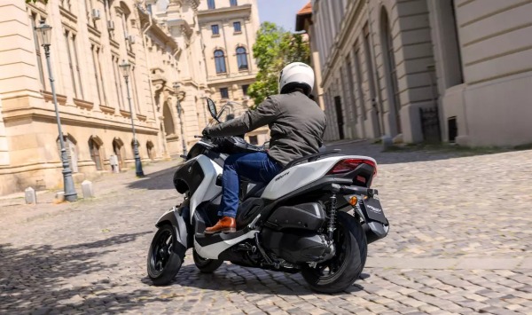 Yamaha представила первый в мире скутер с подушкой безопасности
