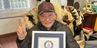 Блокнот, смекалка и опыт: 91-летний геймер прошел Resident Evil Requiem самым «олдскульным» способом