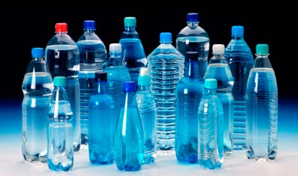 В МГУ выяснили, что вода в пластиковой таре почти не содержит микропластик