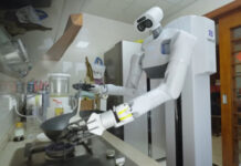 Первый в мире робот-домохозяйка приступил к работе