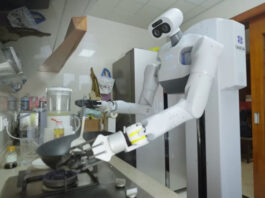 Первый в мире робот-домохозяйка приступил к работе