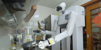 Первый в мире робот-домохозяйка приступил к работе