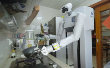 Первый в мире робот-домохозяйка приступил к работе