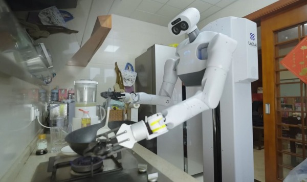 Первый в мире робот-домохозяйка приступил к работе