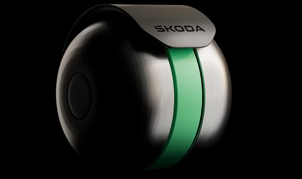 Хитрый велосипедный звонок от &Scaron;koda спасет прохожих в наушниках