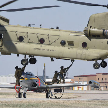 Основной транспортный вертолет Армии США CH-47F «Chinook» совершил свою первую беспилотную посадку
