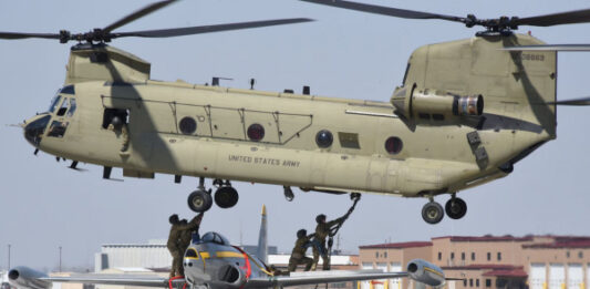 Основной транспортный вертолет Армии США CH-47F «Chinook» совершил свою первую беспилотную посадку