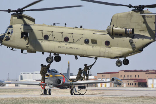 Основной транспортный вертолет Армии США CH-47F «Chinook» совершил свою первую беспилотную посадку