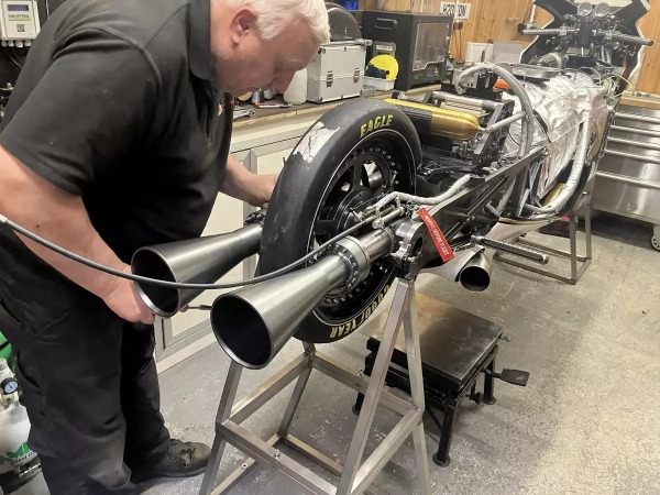 Паровой мотоцикл Force of Nature мгновенно разгоняется до 310 км/ч