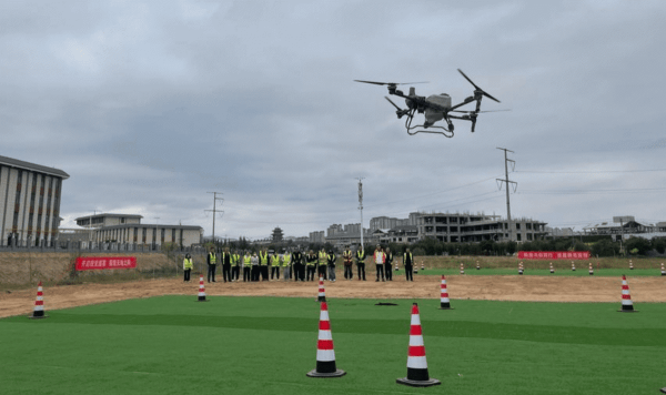 В Китае успешно испытали технологию непрерывной подзарядки дронов в полете