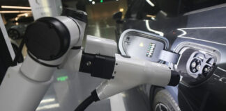 Робот BYD будет одновременно подкачивать шины и заряжать АКБ электромобилей