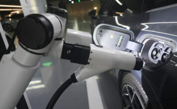 Робот BYD будет одновременно подкачивать шины и заряжать АКБ электромобилей