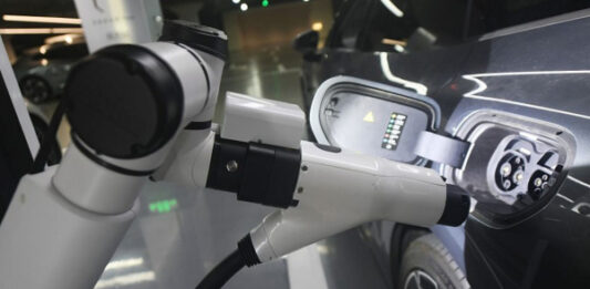 Робот BYD будет одновременно подкачивать шины и заряжать АКБ электромобилей