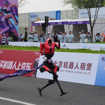 Робо-бегун «Молния» от Honor побил человеческий рекорд в полумарафоне