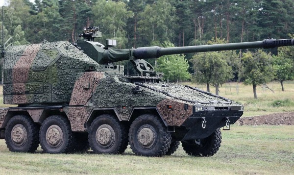 Самоходная гаубица RCH-155 на базе компактного БТР Boxer усилит британскую армию