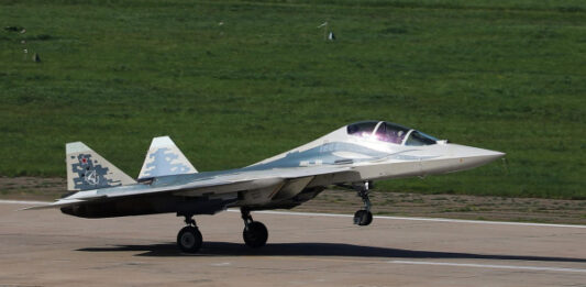 Состоялся первый полет прототипа двухместной версии истребителя Су-57