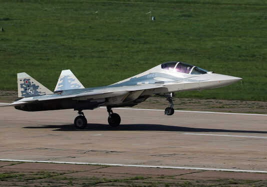 Состоялся первый полет прототипа двухместной версии истребителя Су-57