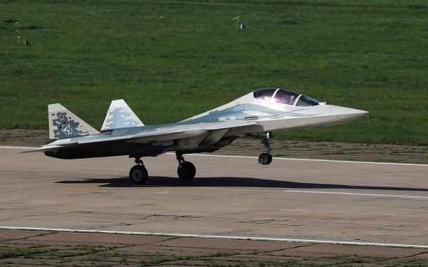 Состоялся первый полет прототипа двухместной версии истребителя Су-57