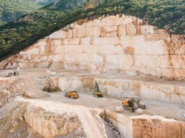 Китайский самосвал Shuanglin K7 может двигаться боком и ездить без водителя