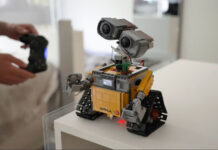 Энтузиаст собрал действующего робота WALL-E из LEGO — и вооружил его тазером