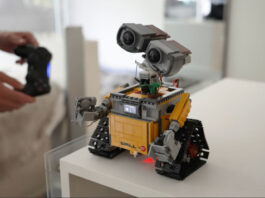 Энтузиаст собрал действующего робота WALL-E из LEGO — и вооружил его тазером