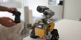 Энтузиаст собрал действующего робота WALL-E из LEGO — и вооружил его тазером