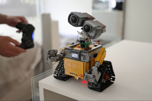 Энтузиаст собрал действующего робота WALL-E из LEGO — и вооружил его тазером