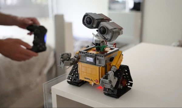 Энтузиаст собрал действующего робота WALL-E из LEGO &mdash; и вооружил его тазером