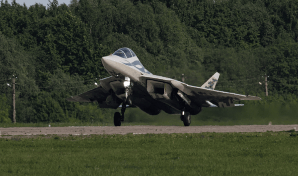 Состоялся первый полет прототипа двухместной версии истребителя Су-57