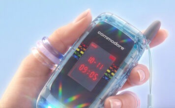 Легендарный Commodore вернулся в виде телефона-раскладушки Callback 8020