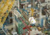 Самый большой кран в мире установил 550-тонный реактор в новой английской АЭС