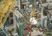 Самый большой кран в мире установил 550-тонный реактор в новой английской АЭС