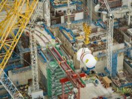 Самый большой кран в мире установил 550-тонный реактор в новой английской АЭС