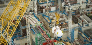 Самый большой кран в мире установил 550-тонный реактор в новой английской АЭС