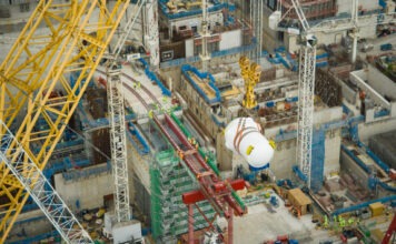 Самый большой кран в мире установил 550-тонный реактор в новой английской АЭС