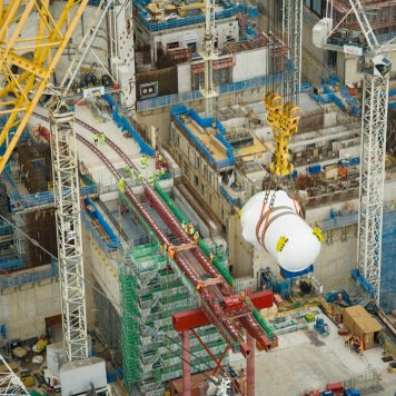 Самый большой кран в мире установил 550-тонный реактор в новой английской АЭС