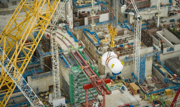 Самый большой кран в мире установил 550-тонный реактор в новой английской АЭС