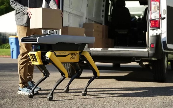Знаменитый робопес Spot от Boston Dynamics готовится стать разносчиком посылок