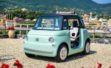Очаровательный микрокар Fiat Topolino выходит на дороги