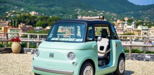 Очаровательный микрокар Fiat Topolino выходит на дороги
