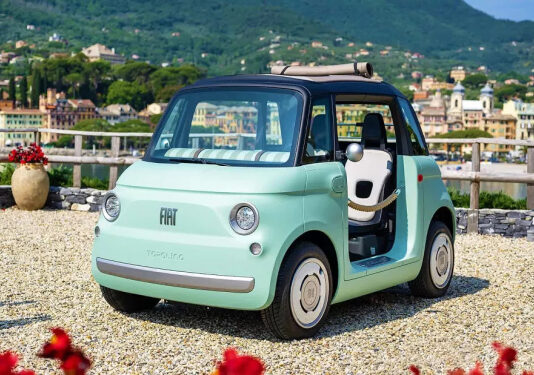 Очаровательный микрокар Fiat Topolino выходит на дороги