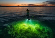 90000-люменовая лампа для сапборда открывает красоту ночного моря