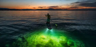 90000-люменовая лампа для сапборда открывает красоту ночного моря