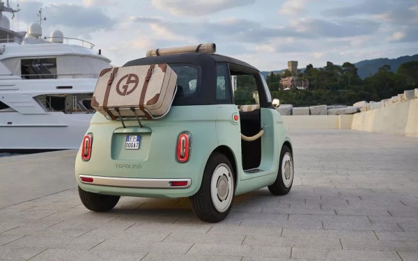 Очаровательный микрокар Fiat Topolino выходит на дороги