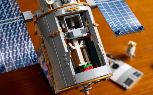 Lego выпустила точную копию телескопа Хаббл