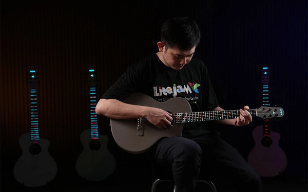 Умная гитара Litejam Neo с RGB-подсветкой сама научит вас играть
