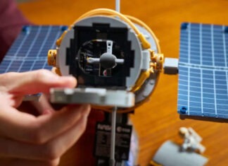 Lego выпустила точную копию телескопа Хаббл